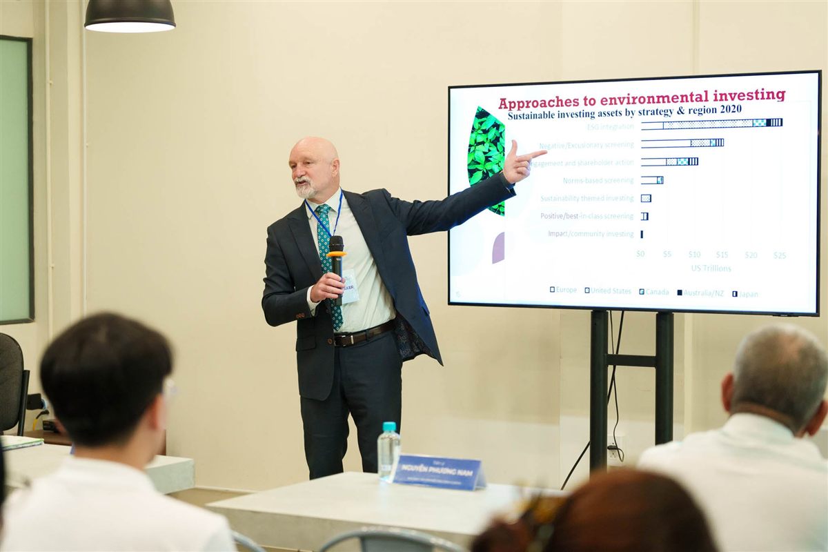 Speaker presenting at the NIC AU ESG Seminar 2024