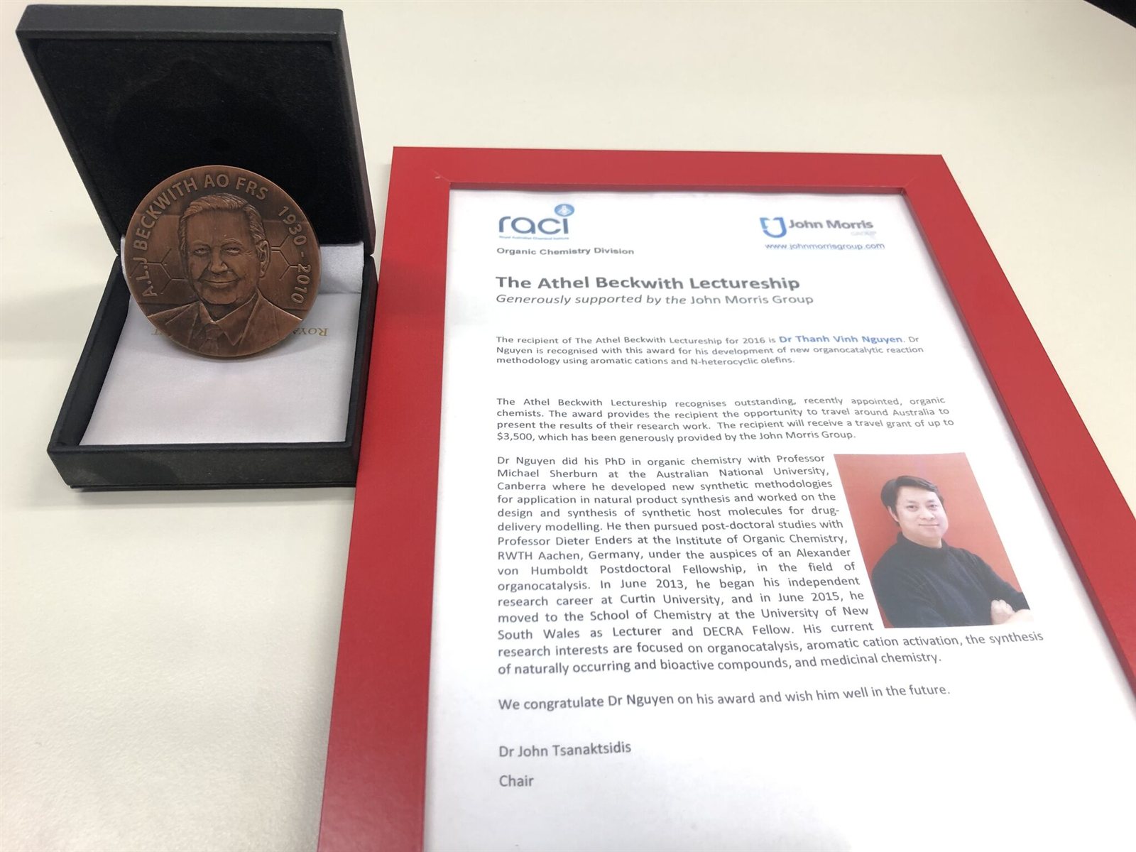 Huy chương Athel Beckwith 2016 mà GS. Nguyễn Thành Vinh từng nhận, đúng 10 năm trước giải thưởng Mary Garson Medal