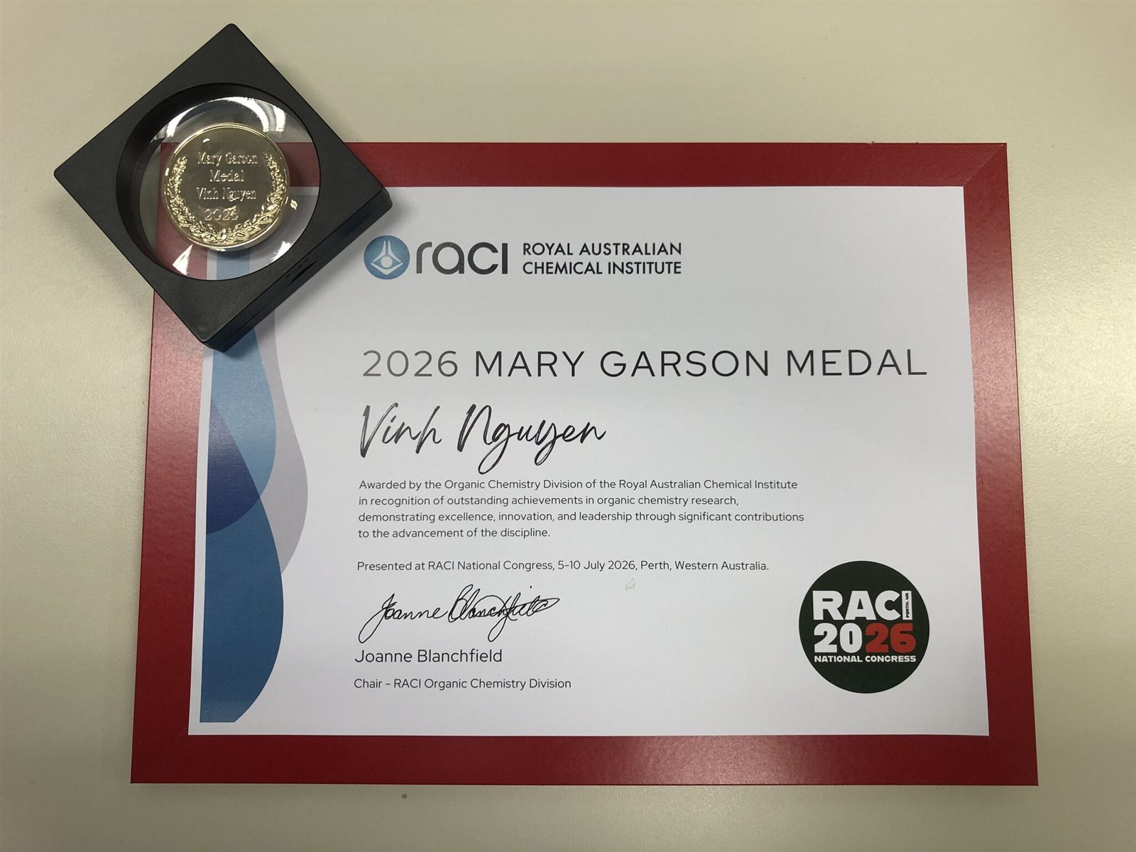 Huy chương và giấy chứng nhận Mary Garson Medal 2026 của Giáo sư Nguyễn Thành Vinh