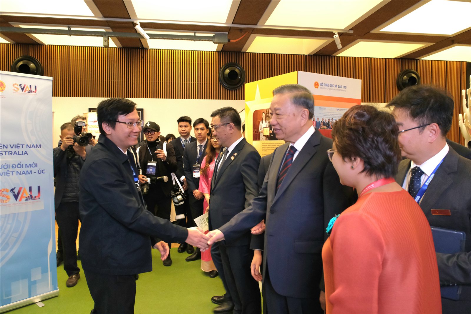 Vietnamese Students' Association in Australia (SVAU) delegation greeting General Secretary and President Tô Lâm at the Tech Connect Forum